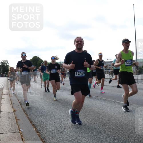 29.06.2025 - hella hamburg halbmarathon Lena Gebhardt http://msf.ph/oto/8266832 29.06.2025 09:57:21 Lombardsbrücke 1030, 1086, 1193, 1327, 1381, 1422, 1442, 1537, 1657, 1783, 2025, 2074, 2111, 2119, 2252, 2340, 2444, 2595, 2814, 2839, 2855, 2869, 2878, 3048, 3093, 3096, 3103, 3575, 3698, 3791, 3999, 4261, 4299, 4558, 4726, 4770, 4897, 4986, 5008, 5013, 5018, 5021, 5024, 5319, 5633, 5744, 5820, 5907, 6125, 6374, 6377, 6631, 6720, 6762, 6795, 6942, 7176, 7177, 7221, 7259, 7397, 7742, 7918, 7930, 7932, 8112, 8313, 8651, 8813, 8930, 9060, 9316, 9497, 10191 meine-sportfotos.de