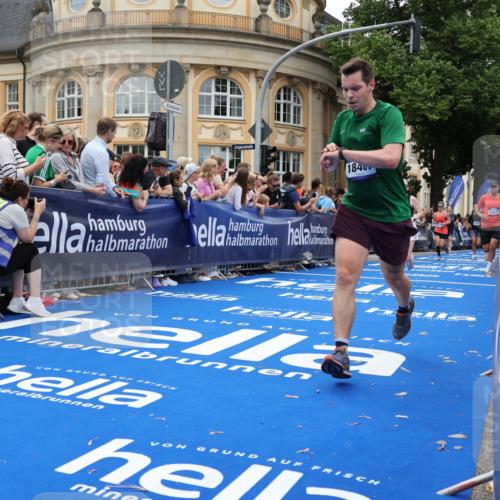 29.06.2025 - hella hamburg halbmarathon Strokosch-Dieckow http://msf.ph/oto/8266873 29.06.2025 10:45:27 Ziel 1697, 2138, 2367, 2415, 2470, 3186, 5623, 6831, 8374, 8668, 11469, 12277, 12643, 14062, 14703, 16725, 17499, 18407, 18638 meine-sportfotos.de