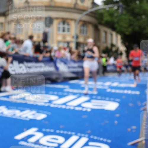 29.06.2025 - hella hamburg halbmarathon Strokosch-Dieckow http://msf.ph/oto/8266890 29.06.2025 10:45:28 Ziel 1697, 2138, 2415, 3186, 5623, 6831, 8374, 8668, 11469, 12154, 12277, 12643, 14062, 14703, 15666, 16725, 17499, 18407, 18638, 18878 meine-sportfotos.de
