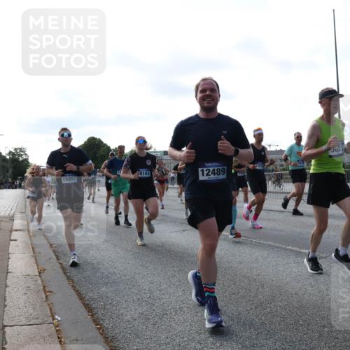 29.06.2025 - hella hamburg halbmarathon Lena Gebhardt http://msf.ph/oto/8266922 29.06.2025 09:57:21 Lombardsbrücke 1030, 1086, 1193, 1327, 1381, 1422, 1442, 1537, 1657, 1783, 2025, 2074, 2111, 2119, 2252, 2340, 2444, 2595, 2814, 2839, 2855, 2869, 2878, 3048, 3093, 3096, 3103, 3575, 3698, 3791, 3999, 4261, 4299, 4558, 4726, 4770, 4897, 4986, 5008, 5013, 5018, 5021, 5024, 5319, 5633, 5744, 5820, 5907, 6125, 6374, 6377, 6631, 6720, 6762, 6795, 6942, 7176, 7177, 7221, 7259, 7397, 7742, 7918, 7930, 7932, 8112, 8313, 8651, 8813, 8930, 9060, 9316, 9497, 10191 meine-sportfotos.de