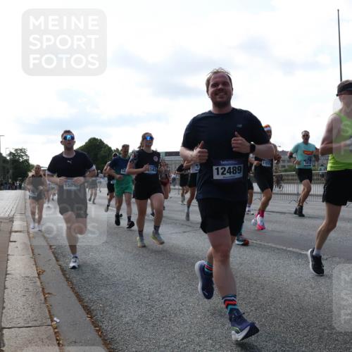 29.06.2025 - hella hamburg halbmarathon Lena Gebhardt http://msf.ph/oto/8266958 29.06.2025 09:57:21 Lombardsbrücke 1030, 1086, 1193, 1327, 1381, 1422, 1442, 1537, 1657, 1783, 2025, 2074, 2111, 2119, 2252, 2340, 2444, 2595, 2814, 2839, 2855, 2869, 2878, 3048, 3093, 3096, 3103, 3575, 3698, 3791, 3999, 4261, 4299, 4558, 4726, 4770, 4897, 4986, 5008, 5013, 5018, 5021, 5024, 5319, 5633, 5744, 5820, 5907, 6125, 6374, 6377, 6631, 6720, 6762, 6795, 6942, 7176, 7177, 7221, 7259, 7397, 7742, 7918, 7930, 7932, 8112, 8313, 8651, 8813, 8930, 9060, 9316, 9497, 10191 meine-sportfotos.de