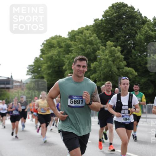 29.06.2025 - hella hamburg halbmarathon Jannik Wohlers http://msf.ph/oto/8266997 29.06.2025 10:33:32 Lombardsbrücke 1189, 1275, 1417, 1705, 1787, 1896, 2265, 2482, 2496, 2526, 3264, 3340, 3345, 3829, 4479, 4696, 4807, 4942, 5557, 5561, 5566, 5584, 5691, 5821, 5822, 5887, 6364, 6515, 6516, 6956, 7027, 7565, 8202, 8277, 8375, 8377, 8383, 8401, 9094, 9875, 9995, 10007, 10071, 10561, 10800, 11092, 11111, 11237, 11338, 11432, 11642, 12330, 12562, 12835, 13401, 13485, 13535, 13741, 13853, 13934, 14032, 14058, 14873, 15792, 15845, 17440, 17953, 19145, 19164 meine-sportfotos.de