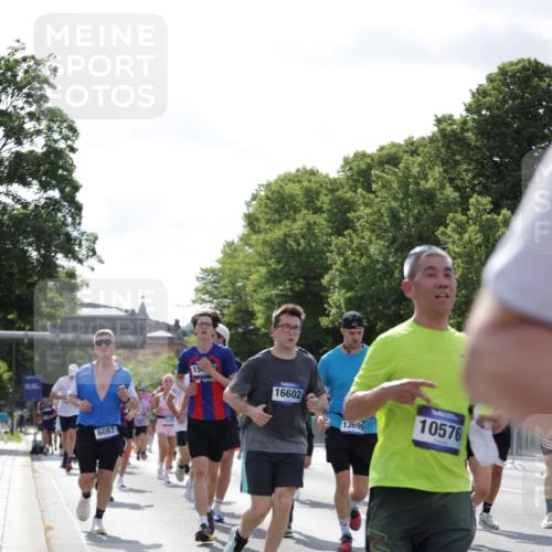 29.06.2025 - hella hamburg halbmarathon Jannik Wohlers http://msf.ph/oto/8267027 29.06.2025 10:00:57 Lombardsbrücke 1130, 1387, 1420, 2006, 2091, 2354, 2363, 2936, 3425, 3663, 4068, 4249, 4319, 4370, 4649, 5570, 5675, 6087, 0000, 6591, 6924, 7287, 7846, 8030, 8045, 8046, 8191, 8691, 10383, 10576, 11465, 12475, 13516, 13551, 13699, 14867, 15083, 15240, 15550, 15637, 15726, 16063, 16367, 16395, 16517, 16530, 16602, 16754, 17387, 17543, 17739, 17890, 18290, 18327, 18355, 18717, 18796, 18833, 19002, 19003 meine-sportfotos.de