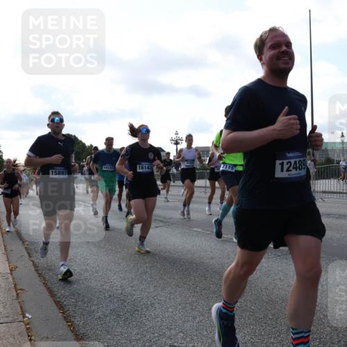 29.06.2025 - hella hamburg halbmarathon Lena Gebhardt http://msf.ph/oto/8267058 29.06.2025 09:57:21 Lombardsbrücke 1030, 1086, 1193, 1327, 1381, 1422, 1442, 1537, 1657, 1783, 2025, 2074, 2111, 2119, 2252, 2340, 2444, 2595, 2814, 2839, 2855, 2869, 2878, 3048, 3093, 3096, 3103, 3575, 3698, 3791, 3999, 4261, 4299, 4558, 4726, 4770, 4897, 4986, 5008, 5013, 5018, 5021, 5024, 5319, 5633, 5744, 5820, 5907, 6125, 6374, 6377, 6631, 6720, 6762, 6795, 6942, 7176, 7177, 7221, 7259, 7397, 7742, 7918, 7930, 7932, 8112, 8313, 8651, 8813, 8930, 9060, 9316, 9497, 10191 meine-sportfotos.de