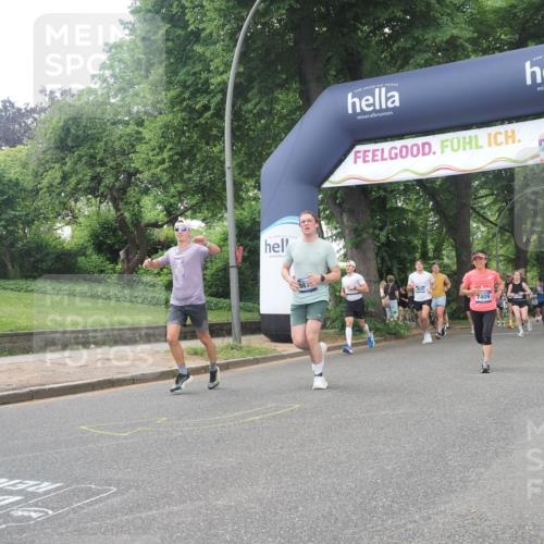 29.06.2025 - hella hamburg halbmarathon KatJ http://msf.ph/oto/8267124 29.06.2025 10:39:19 Zwischen KM18-KM19 1098, 7409, 8139 meine-sportfotos.de