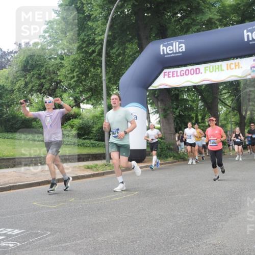 29.06.2025 - hella hamburg halbmarathon KatJ http://msf.ph/oto/8267145 29.06.2025 10:39:19 Zwischen KM18-KM19 1098, 7409, 8139 meine-sportfotos.de