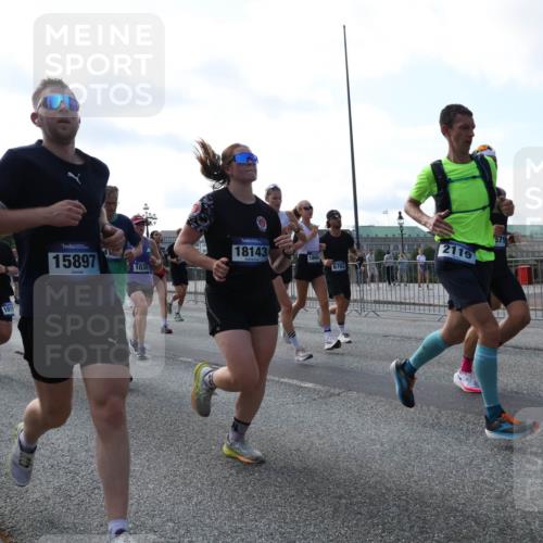 29.06.2025 - hella hamburg halbmarathon Lena Gebhardt http://msf.ph/oto/8267280 29.06.2025 09:57:22 Lombardsbrücke 1030, 1086, 1193, 1327, 1381, 1422, 1442, 1537, 1657, 1783, 2025, 2074, 2111, 2119, 2252, 2340, 2444, 2488, 2595, 2814, 2839, 2855, 2869, 2878, 3048, 3093, 3096, 3103, 3575, 3698, 3791, 3999, 4261, 4299, 4558, 4726, 4770, 4897, 4986, 5008, 5013, 5018, 5021, 5024, 5319, 5633, 5744, 5820, 5907, 6125, 6374, 6377, 6631, 6720, 6762, 6795, 6942, 7176, 7177, 7221, 7259, 7397, 7742, 7918, 7930, 7932, 8112, 8313, 8651, 8813, 8930, 9060, 9316, 9497, 10191 meine-sportfotos.de