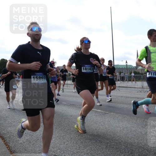 29.06.2025 - hella hamburg halbmarathon Lena Gebhardt http://msf.ph/oto/8267326 29.06.2025 09:57:22 Lombardsbrücke 1030, 1086, 1193, 1327, 1381, 1422, 1442, 1537, 1657, 1783, 2025, 2074, 2111, 2119, 2252, 2340, 2444, 2488, 2595, 2814, 2839, 2855, 2869, 2878, 3048, 3093, 3096, 3103, 3575, 3698, 3791, 3999, 4261, 4299, 4558, 4726, 4770, 4897, 4986, 5008, 5013, 5018, 5021, 5024, 5319, 5633, 5744, 5820, 5907, 6125, 6374, 6377, 6631, 6720, 6762, 6795, 6942, 7176, 7177, 7221, 7259, 7397, 7742, 7918, 7930, 7932, 8112, 8313, 8651, 8813, 8930, 9060, 9316, 9497, 10191 meine-sportfotos.de