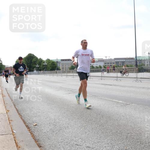 29.06.2025 - hella hamburg halbmarathon Lena Gebhardt http://msf.ph/oto/8267357 29.06.2025 10:11:14 Lombardsbrücke 1166, 1186, 1723, 1781, 2868, 3837, 4287, 5254, 5653, 7271, 7370, 8171, 8206, 8207, 8368, 8561, 9119, 9169, 9829, 10196, 10372, 11149, 11755, 12286, 12426, 12556, 12571, 12790, 12836, 13588, 13594, 13603, 14022, 14149, 14270, 15009, 15214, 15252, 15797, 15908, 16383, 16808, 17142, 17500, 17787, 18382, 19172, 19241 meine-sportfotos.de