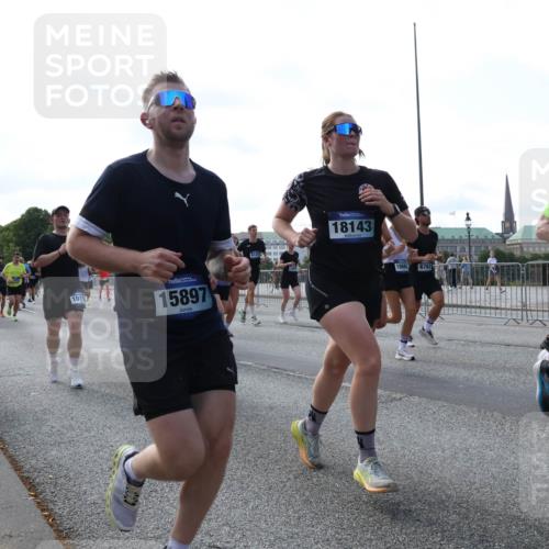 29.06.2025 - hella hamburg halbmarathon Lena Gebhardt http://msf.ph/oto/8267369 29.06.2025 09:57:22 Lombardsbrücke 1030, 1086, 1193, 1327, 1381, 1422, 1442, 1537, 1657, 1783, 2025, 2074, 2111, 2119, 2252, 2340, 2444, 2488, 2595, 2814, 2839, 2855, 2869, 2878, 3048, 3093, 3096, 3103, 3575, 3698, 3791, 3999, 4261, 4299, 4558, 4726, 4770, 4897, 4986, 5008, 5013, 5018, 5021, 5024, 5319, 5633, 5744, 5820, 5907, 6125, 6374, 6377, 6631, 6720, 6762, 6795, 6942, 7176, 7177, 7221, 7259, 7397, 7742, 7918, 7930, 7932, 8112, 8313, 8651, 8813, 8930, 9060, 9316, 9497, 10191 meine-sportfotos.de