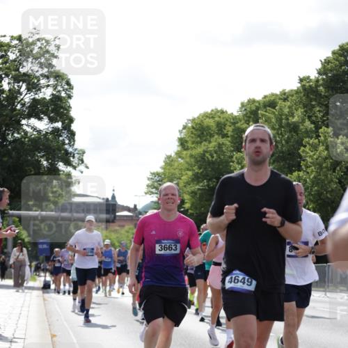 29.06.2025 - hella hamburg halbmarathon Jannik Wohlers http://msf.ph/oto/8267386 29.06.2025 10:01:01 Lombardsbrücke 1387, 1420, 1724, 2006, 2091, 3199, 3425, 3663, 4249, 4319, 4322, 4370, 4649, 5570, 5675, 6087, 6281, 0000, 6302, 6591, 6924, 7287, 7846, 8030, 8045, 8046, 8191, 8392, 8691, 8822, 10383, 10576, 11043, 11465, 12475, 13516, 13528, 13551, 13699, 14867, 15083, 15550, 15637, 15726, 16063, 16367, 16395, 16517, 16602, 16754, 17140, 17387, 17441, 17890, 18290, 18327, 18355, 18716, 18717, 18796, 18833, 19002, 19003, 19160 meine-sportfotos.de