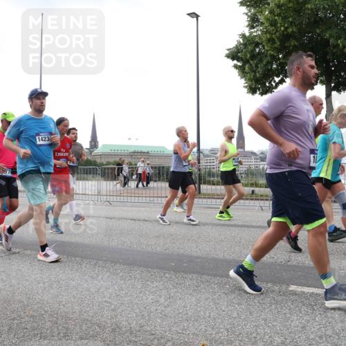 29.06.2025 - hella hamburg halbmarathon Lena Gebhardt http://msf.ph/oto/8267409 29.06.2025 10:46:15 Lombardsbrücke 1004, 1100, 1104, 1421, 1426, 1429, 1465, 1532, 1555, 1608, 1837, 1854, 1867, 1868, 2398, 2423, 2500, 2522, 2697, 2773, 2813, 2951, 2954, 2965, 3410, 4104, 4119, 4223, 4317, 4448, 4572, 5635, 5697, 5703, 5769, 5770, 5854, 5892, 6068, 6124, 6133, 6161, 6333, 6392, 6623, 7268, 7303, 7356, 7364, 7368, 7374, 7605, 7894, 7960, 7983, 8047, 8551, 8700, 9120, 9121, 9129, 9337, 9426, 9445, 10153, 10327, 10329, 10367, 10511, 11358, 11361, 11876, 11910, 12298, 12333, 12507, 12522 meine-sportfotos.de