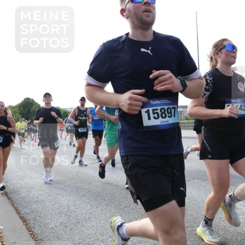 29.06.2025 - hella hamburg halbmarathon Lena Gebhardt http://msf.ph/oto/8267411 29.06.2025 09:57:23 Lombardsbrücke 1030, 1086, 1193, 1327, 1381, 1422, 1442, 1537, 1657, 1783, 2025, 2074, 2111, 2119, 2252, 2340, 2444, 2488, 2595, 2814, 2839, 2855, 2869, 3048, 3093, 3096, 3103, 3575, 3698, 3791, 3999, 4261, 4299, 4379, 4558, 4726, 4770, 4986, 5008, 5013, 5018, 5021, 5024, 5319, 5633, 5744, 5820, 5907, 6125, 6374, 6377, 6631, 6720, 6762, 6795, 6942, 7177, 7221, 7259, 7397, 7742, 7918, 7930, 7932, 8112, 8313, 8651, 8813, 8930, 9060, 9316, 9497, 10191 meine-sportfotos.de