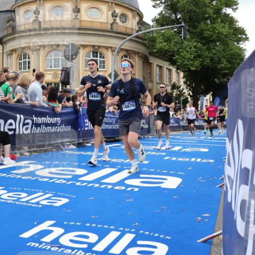 29.06.2025 - hella hamburg halbmarathon Strokosch-Dieckow http://msf.ph/oto/8267443 29.06.2025 10:45:38 Ziel 2138, 2415, 4854, 5047, 5623, 6071, 6711, 8374, 8668, 11291, 11495, 12154, 13975, 14374, 14764, 15666, 16617, 17332, 17674, 17835, 18862, 18878 meine-sportfotos.de