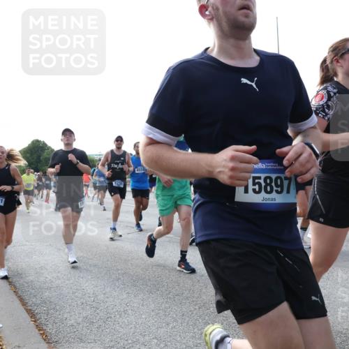 29.06.2025 - hella hamburg halbmarathon Lena Gebhardt http://msf.ph/oto/8267459 29.06.2025 09:57:23 Lombardsbrücke 1030, 1086, 1193, 1327, 1381, 1422, 1442, 1537, 1657, 1783, 2025, 2074, 2111, 2119, 2252, 2340, 2444, 2488, 2595, 2814, 2839, 2855, 2869, 3048, 3093, 3096, 3103, 3575, 3698, 3791, 3999, 4261, 4299, 4379, 4558, 4726, 4770, 4986, 5008, 5013, 5018, 5021, 5024, 5319, 5633, 5744, 5820, 5907, 6125, 6374, 6377, 6631, 6720, 6762, 6795, 6942, 7177, 7221, 7259, 7397, 7742, 7918, 7930, 7932, 8112, 8313, 8651, 8813, 8930, 9060, 9316, 9497, 10191 meine-sportfotos.de
