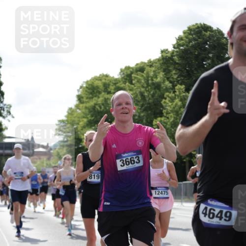29.06.2025 - hella hamburg halbmarathon Jannik Wohlers http://msf.ph/oto/8267466 29.06.2025 10:01:02 Lombardsbrücke 1387, 1420, 1722, 1724, 2006, 2091, 2167, 3199, 3425, 3663, 4249, 4319, 4322, 4370, 4649, 5547, 5570, 5675, 6087, 6281, 0000, 6302, 6591, 6921, 6924, 7287, 7846, 8030, 8045, 8046, 8191, 8392, 8691, 8822, 10281, 10301, 10383, 10576, 11043, 11465, 12475, 13516, 13528, 13551, 13699, 14867, 15083, 15550, 15637, 15726, 16063, 16367, 16395, 16517, 16602, 16754, 17140, 17387, 17441, 17890, 18290, 18327, 18355, 18716, 18717, 18796, 18833, 19002, 19003, 19160 meine-sportfotos.de