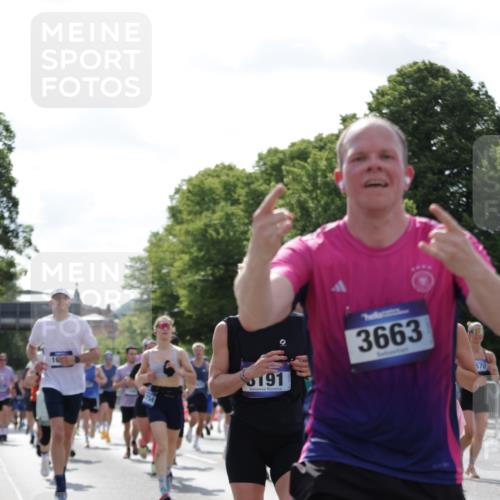 29.06.2025 - hella hamburg halbmarathon Jannik Wohlers http://msf.ph/oto/8267515 29.06.2025 10:01:03 Lombardsbrücke 1387, 1722, 1724, 2006, 2091, 2167, 2591, 3199, 3425, 3663, 4249, 4319, 4322, 4370, 4649, 5547, 5570, 5675, 6087, 6281, 0000, 6302, 6591, 6921, 6924, 7287, 7846, 8030, 8191, 8392, 8691, 8822, 10281, 10301, 10383, 10576, 11043, 11465, 12475, 13516, 13528, 13551, 13699, 13796, 14867, 15083, 15550, 15637, 15726, 16063, 16367, 16395, 16754, 17140, 17441, 17890, 18290, 18355, 18716, 18717, 18739, 18796, 18833, 18899, 19002, 19003, 19160 meine-sportfotos.de