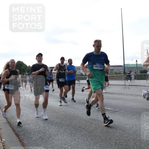 29.06.2025 - hella hamburg halbmarathon Lena Gebhardt http://msf.ph/oto/8267551 29.06.2025 09:57:23 Lombardsbrücke 1030, 1086, 1193, 1327, 1381, 1422, 1442, 1537, 1657, 1783, 2025, 2074, 2111, 2119, 2252, 2340, 2444, 2488, 2595, 2814, 2839, 2855, 2869, 3048, 3093, 3096, 3103, 3575, 3698, 3791, 3999, 4261, 4299, 4379, 4558, 4726, 4770, 4986, 5008, 5013, 5018, 5021, 5024, 5319, 5633, 5744, 5820, 5907, 6125, 6374, 6377, 6631, 6720, 6762, 6795, 6942, 7177, 7221, 7259, 7397, 7742, 7918, 7930, 7932, 8112, 8313, 8651, 8813, 8930, 9060, 9316, 9497, 10191 meine-sportfotos.de