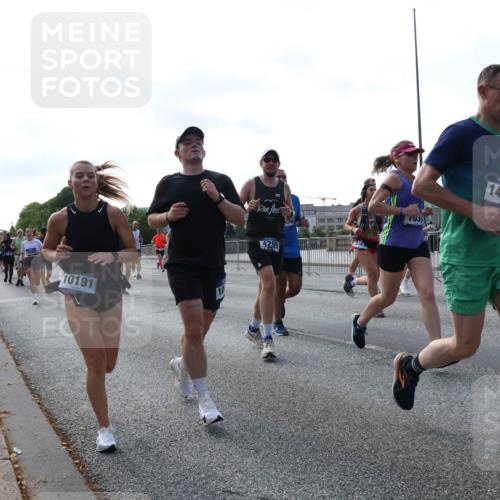 29.06.2025 - hella hamburg halbmarathon Lena Gebhardt http://msf.ph/oto/8267724 29.06.2025 09:57:23 Lombardsbrücke 1030, 1086, 1193, 1327, 1381, 1422, 1442, 1537, 1657, 1783, 2025, 2074, 2111, 2119, 2252, 2340, 2444, 2488, 2595, 2814, 2839, 2855, 2869, 3048, 3093, 3096, 3103, 3575, 3698, 3791, 3999, 4261, 4299, 4379, 4558, 4726, 4770, 4986, 5008, 5013, 5018, 5021, 5024, 5319, 5633, 5744, 5820, 5907, 6125, 6374, 6377, 6631, 6720, 6762, 6795, 6942, 7177, 7221, 7259, 7397, 7742, 7918, 7930, 7932, 8112, 8313, 8651, 8813, 8930, 9060, 9316, 9497, 10191 meine-sportfotos.de