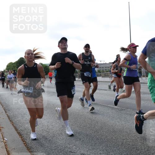 29.06.2025 - hella hamburg halbmarathon Lena Gebhardt http://msf.ph/oto/8267789 29.06.2025 09:57:24 Lombardsbrücke 1030, 1086, 1193, 1327, 1381, 1422, 1442, 1537, 1657, 1783, 2025, 2074, 2111, 2119, 2252, 2340, 2444, 2488, 2595, 2814, 2839, 2855, 2869, 3048, 3093, 3096, 3103, 3575, 3698, 3791, 3999, 4261, 4299, 4379, 4558, 4726, 4770, 4986, 5008, 5013, 5018, 5021, 5024, 5319, 5633, 5744, 5820, 5907, 6125, 6374, 6631, 6720, 6762, 6795, 6942, 7177, 7221, 7259, 7397, 7742, 7918, 7930, 7932, 8112, 8313, 8651, 8813, 8930, 9060, 9316, 9497, 10191 meine-sportfotos.de