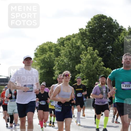 29.06.2025 - hella hamburg halbmarathon Jannik Wohlers http://msf.ph/oto/8267816 29.06.2025 10:01:05 Lombardsbrücke 1329, 1387, 1722, 1724, 2006, 2091, 2167, 2591, 3199, 3425, 3663, 4319, 4322, 4370, 4649, 4663, 5547, 5570, 5675, 6087, 6281, 0000, 6302, 6591, 6921, 6924, 7287, 8030, 8191, 8392, 8691, 8822, 8926, 10281, 10301, 10576, 11043, 11465, 12475, 13516, 13528, 13551, 13699, 13796, 14375, 14867, 15083, 15093, 15550, 15637, 15726, 16063, 16367, 16395, 16754, 17140, 17441, 17890, 18232, 18290, 18355, 18716, 18717, 18739, 18833, 18899, 18954, 19002, 19003, 19160 meine-sportfotos.de