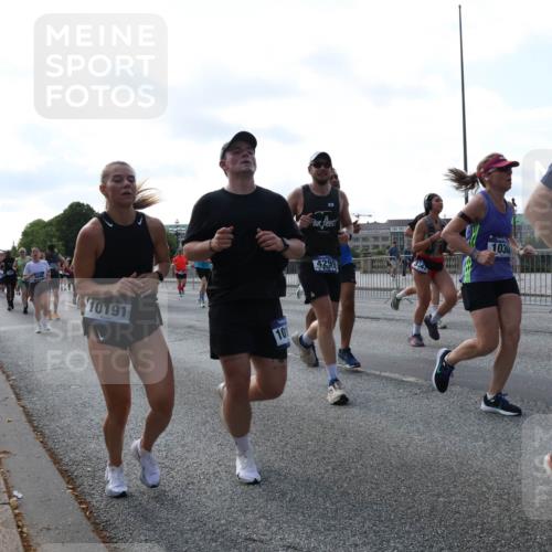 29.06.2025 - hella hamburg halbmarathon Lena Gebhardt http://msf.ph/oto/8267888 29.06.2025 09:57:24 Lombardsbrücke 1030, 1086, 1193, 1327, 1381, 1422, 1442, 1537, 1657, 1783, 2025, 2074, 2111, 2119, 2252, 2340, 2444, 2488, 2595, 2814, 2839, 2855, 2869, 3048, 3093, 3096, 3103, 3575, 3698, 3791, 3999, 4261, 4299, 4379, 4558, 4726, 4770, 4986, 5008, 5013, 5018, 5021, 5024, 5319, 5633, 5744, 5820, 5907, 6125, 6374, 6631, 6720, 6762, 6795, 6942, 7177, 7221, 7259, 7397, 7742, 7918, 7930, 7932, 8112, 8313, 8651, 8813, 8930, 9060, 9316, 9497, 10191 meine-sportfotos.de