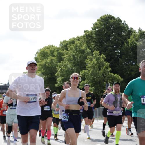 29.06.2025 - hella hamburg halbmarathon Jannik Wohlers http://msf.ph/oto/8267894 29.06.2025 10:01:05 Lombardsbrücke 1329, 1387, 1722, 1724, 2006, 2091, 2167, 2591, 3199, 3425, 3663, 4319, 4322, 4370, 4649, 4663, 5547, 5570, 5675, 6087, 6281, 0000, 6302, 6591, 6921, 6924, 7287, 8030, 8191, 8392, 8691, 8822, 8926, 10281, 10301, 10576, 11043, 11465, 12475, 13516, 13528, 13551, 13699, 13796, 14375, 14867, 15083, 15093, 15550, 15637, 15726, 16063, 16367, 16395, 16754, 17140, 17441, 17890, 18232, 18290, 18355, 18716, 18717, 18739, 18833, 18899, 18954, 19002, 19003, 19160 meine-sportfotos.de