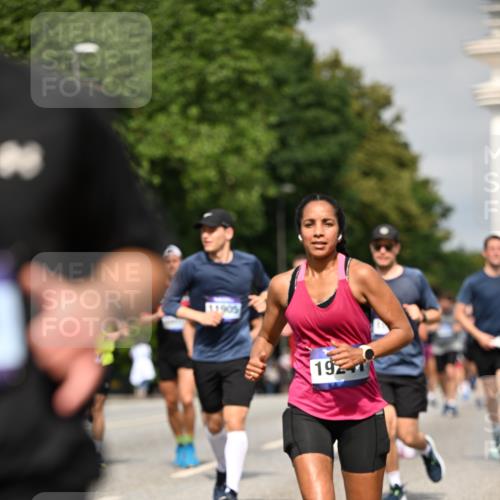 29.06.2025 - hella hamburg halbmarathon Dr. Thomas Lammeyer http://msf.ph/oto/8267942 29.06.2025 10:14:58 Kennedybrücke 1548, 1781, 2868, 4287, 5182, 5440, 5653, 5806, 8171, 8561, 8807, 8810, 10196, 11149 meine-sportfotos.de