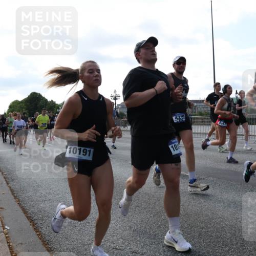 29.06.2025 - hella hamburg halbmarathon Lena Gebhardt http://msf.ph/oto/8267949 29.06.2025 09:57:24 Lombardsbrücke 1030, 1086, 1193, 1327, 1381, 1422, 1442, 1537, 1657, 1783, 2025, 2074, 2111, 2119, 2252, 2340, 2444, 2488, 2595, 2814, 2839, 2855, 2869, 3048, 3093, 3096, 3103, 3575, 3698, 3791, 3999, 4261, 4299, 4379, 4558, 4726, 4770, 4986, 5008, 5013, 5018, 5021, 5024, 5319, 5633, 5744, 5820, 5907, 6125, 6374, 6631, 6720, 6762, 6795, 6942, 7177, 7221, 7259, 7397, 7742, 7918, 7930, 7932, 8112, 8313, 8651, 8813, 8930, 9060, 9316, 9497, 10191 meine-sportfotos.de