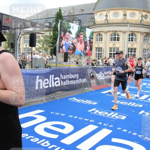 29.06.2025 - hella hamburg halbmarathon Michael Strokosch http://msf.ph/oto/8267998 29.06.2025 10:52:51 Ziel 1257, 1657, 2287, 2444, 2814, 2910, 3999, 5077, 5169, 5194, 8172, 8955, 9065, 9163, 10811, 11217, 11992, 12482, 14198, 14286, 14805, 16467, 17198, 18331, 19244 meine-sportfotos.de