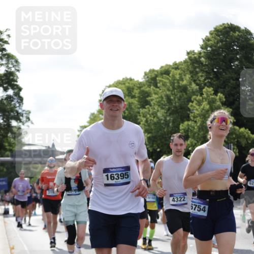 29.06.2025 - hella hamburg halbmarathon Jannik Wohlers http://msf.ph/oto/8267999 29.06.2025 10:01:06 Lombardsbrücke 1329, 1722, 1724, 2091, 2167, 2591, 3199, 3425, 3663, 4319, 4322, 4370, 4649, 4663, 5547, 5570, 5675, 6087, 6281, 0000, 6302, 6591, 6921, 6924, 7287, 8030, 8191, 8392, 8691, 8822, 8926, 10281, 10301, 10576, 10915, 11043, 11465, 12475, 13516, 13528, 13551, 13699, 13796, 14375, 14867, 15083, 15093, 15550, 15637, 16063, 16367, 16395, 16754, 16909, 17140, 17441, 17890, 18232, 18290, 18716, 18717, 18739, 18833, 18899, 18954, 19002, 19003, 19160 meine-sportfotos.de