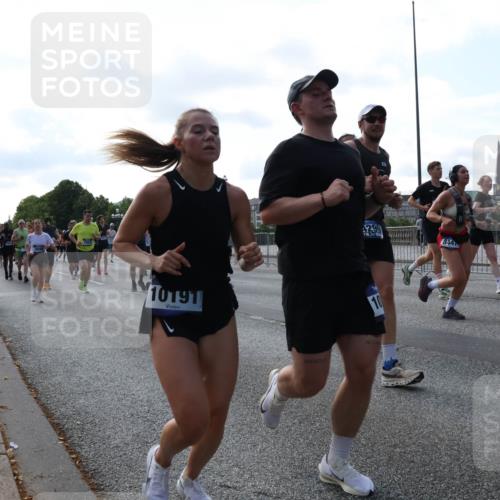 29.06.2025 - hella hamburg halbmarathon Lena Gebhardt http://msf.ph/oto/8268008 29.06.2025 09:57:24 Lombardsbrücke 1030, 1086, 1193, 1327, 1381, 1422, 1442, 1537, 1657, 1783, 2025, 2074, 2111, 2119, 2252, 2340, 2444, 2488, 2595, 2814, 2839, 2855, 2869, 3048, 3093, 3096, 3103, 3575, 3698, 3791, 3999, 4261, 4299, 4379, 4558, 4726, 4770, 4986, 5008, 5013, 5018, 5021, 5024, 5319, 5633, 5744, 5820, 5907, 6125, 6374, 6631, 6720, 6762, 6795, 6942, 7177, 7221, 7259, 7397, 7742, 7918, 7930, 7932, 8112, 8313, 8651, 8813, 8930, 9060, 9316, 9497, 10191 meine-sportfotos.de