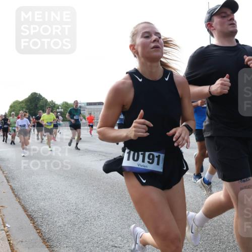 29.06.2025 - hella hamburg halbmarathon Lena Gebhardt http://msf.ph/oto/8268042 29.06.2025 09:57:24 Lombardsbrücke 1030, 1086, 1193, 1327, 1381, 1422, 1442, 1537, 1657, 1783, 2025, 2074, 2111, 2119, 2252, 2340, 2444, 2488, 2595, 2814, 2839, 2855, 2869, 3048, 3093, 3096, 3103, 3575, 3698, 3791, 3999, 4261, 4299, 4379, 4558, 4726, 4770, 4986, 5008, 5013, 5018, 5021, 5024, 5319, 5633, 5744, 5820, 5907, 6125, 6374, 6631, 6720, 6762, 6795, 6942, 7177, 7221, 7259, 7397, 7742, 7918, 7930, 7932, 8112, 8313, 8651, 8813, 8930, 9060, 9316, 9497, 10191 meine-sportfotos.de