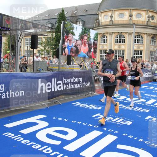 29.06.2025 - hella hamburg halbmarathon Michael Strokosch http://msf.ph/oto/8268044 29.06.2025 10:52:51 Ziel 1257, 1657, 2287, 2444, 2814, 2910, 3999, 5077, 5169, 5194, 8172, 8955, 9065, 9163, 10811, 11217, 11992, 12482, 14198, 14286, 14805, 16467, 17198, 18331, 19244 meine-sportfotos.de