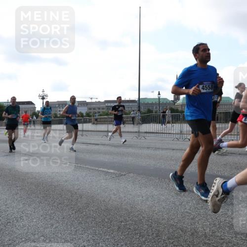 29.06.2025 - hella hamburg halbmarathon Lena Gebhardt http://msf.ph/oto/8268103 29.06.2025 09:57:25 Lombardsbrücke 1030, 1086, 1193, 1327, 1381, 1422, 1442, 1537, 1657, 1783, 2025, 2111, 2119, 2252, 2444, 2488, 2595, 2814, 2839, 2855, 2869, 3048, 3093, 3096, 3103, 3575, 3698, 3791, 3999, 4261, 4299, 4379, 4558, 4726, 4770, 4986, 5008, 5013, 5018, 5021, 5024, 5319, 5633, 5744, 5820, 5907, 6125, 6374, 6631, 6720, 6762, 6795, 6942, 7177, 7221, 7259, 7397, 7594, 7742, 7918, 7930, 7932, 8112, 8313, 8651, 8813, 8930, 9060, 9316, 10191 meine-sportfotos.de
