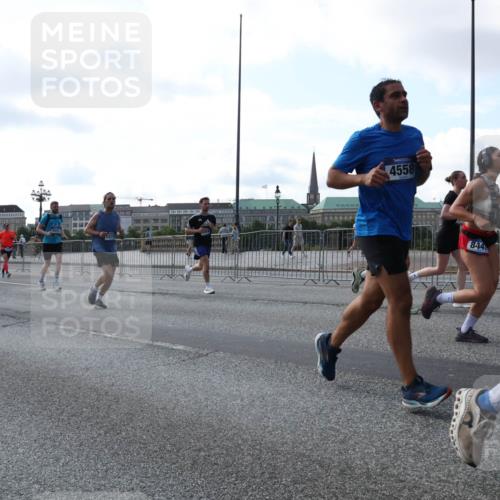 29.06.2025 - hella hamburg halbmarathon Lena Gebhardt http://msf.ph/oto/8268165 29.06.2025 09:57:25 Lombardsbrücke 1030, 1086, 1193, 1327, 1381, 1422, 1442, 1537, 1657, 1783, 2025, 2111, 2119, 2252, 2444, 2488, 2595, 2814, 2839, 2855, 2869, 3048, 3093, 3096, 3103, 3575, 3698, 3791, 3999, 4261, 4299, 4379, 4558, 4726, 4770, 4986, 5008, 5013, 5018, 5021, 5024, 5319, 5633, 5744, 5820, 5907, 6125, 6374, 6631, 6720, 6762, 6795, 6942, 7177, 7221, 7259, 7397, 7594, 7742, 7918, 7930, 7932, 8112, 8313, 8651, 8813, 8930, 9060, 9316, 10191 meine-sportfotos.de