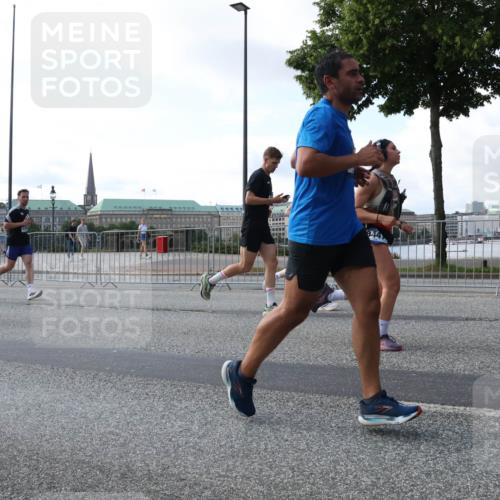 29.06.2025 - hella hamburg halbmarathon Lena Gebhardt http://msf.ph/oto/8268220 29.06.2025 09:57:25 Lombardsbrücke 1030, 1086, 1193, 1327, 1381, 1422, 1442, 1537, 1657, 1783, 2025, 2111, 2119, 2252, 2444, 2488, 2595, 2814, 2839, 2855, 2869, 3048, 3093, 3096, 3103, 3575, 3698, 3791, 3999, 4261, 4299, 4379, 4558, 4726, 4770, 4986, 5008, 5013, 5018, 5021, 5024, 5319, 5633, 5744, 5820, 5907, 6125, 6374, 6631, 6720, 6762, 6795, 6942, 7177, 7221, 7259, 7397, 7594, 7742, 7918, 7930, 7932, 8112, 8313, 8651, 8813, 8930, 9060, 9316, 10191 meine-sportfotos.de