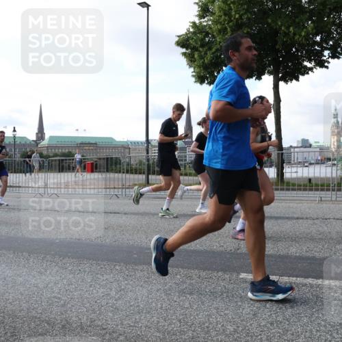 29.06.2025 - hella hamburg halbmarathon Lena Gebhardt http://msf.ph/oto/8268239 29.06.2025 09:57:25 Lombardsbrücke 1030, 1086, 1193, 1327, 1381, 1422, 1442, 1537, 1657, 1783, 2025, 2111, 2119, 2252, 2444, 2488, 2595, 2814, 2839, 2855, 2869, 3048, 3093, 3096, 3103, 3575, 3698, 3791, 3999, 4261, 4299, 4379, 4558, 4726, 4770, 4986, 5008, 5013, 5018, 5021, 5024, 5319, 5633, 5744, 5820, 5907, 6125, 6374, 6631, 6720, 6762, 6795, 6942, 7177, 7221, 7259, 7397, 7594, 7742, 7918, 7930, 7932, 8112, 8313, 8651, 8813, 8930, 9060, 9316, 10191 meine-sportfotos.de