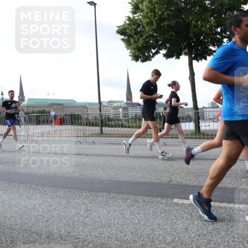 29.06.2025 - hella hamburg halbmarathon Lena Gebhardt http://msf.ph/oto/8268262 29.06.2025 09:57:25 Lombardsbrücke 1030, 1086, 1193, 1327, 1381, 1422, 1442, 1537, 1657, 1783, 2025, 2111, 2119, 2252, 2444, 2488, 2595, 2814, 2839, 2855, 2869, 3048, 3093, 3096, 3103, 3575, 3698, 3791, 3999, 4261, 4299, 4379, 4558, 4726, 4770, 4986, 5008, 5013, 5018, 5021, 5024, 5319, 5633, 5744, 5820, 5907, 6125, 6374, 6631, 6720, 6762, 6795, 6942, 7177, 7221, 7259, 7397, 7594, 7742, 7918, 7930, 7932, 8112, 8313, 8651, 8813, 8930, 9060, 9316, 10191 meine-sportfotos.de