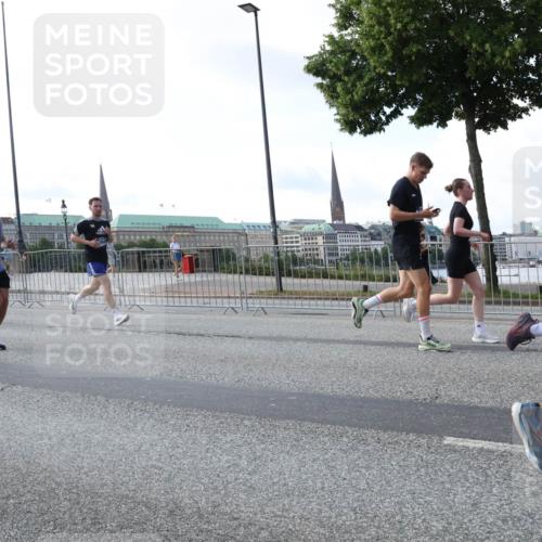 29.06.2025 - hella hamburg halbmarathon Lena Gebhardt http://msf.ph/oto/8268342 29.06.2025 09:57:25 Lombardsbrücke 1030, 1086, 1193, 1327, 1381, 1422, 1442, 1537, 1657, 1783, 2025, 2111, 2119, 2252, 2444, 2488, 2595, 2814, 2839, 2855, 2869, 3048, 3093, 3096, 3103, 3575, 3698, 3791, 3999, 4261, 4299, 4379, 4558, 4726, 4770, 4986, 5008, 5013, 5018, 5021, 5024, 5319, 5633, 5744, 5820, 5907, 6125, 6374, 6631, 6720, 6762, 6795, 6942, 7177, 7221, 7259, 7397, 7594, 7742, 7918, 7930, 7932, 8112, 8313, 8651, 8813, 8930, 9060, 9316, 10191 meine-sportfotos.de