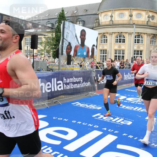 29.06.2025 - hella hamburg halbmarathon Michael Strokosch http://msf.ph/oto/8268344 29.06.2025 10:52:53 Ziel 1257, 1258, 1657, 2099, 2444, 2814, 2910, 4557, 4558, 5077, 5169, 5194, 8172, 8720, 8955, 9065, 9163, 10724, 10811, 11217, 11992, 14198, 14286, 14805, 17198, 18331, 19244 meine-sportfotos.de