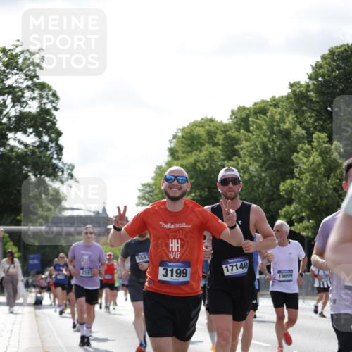 29.06.2025 - hella hamburg halbmarathon Jannik Wohlers http://msf.ph/oto/8268411 29.06.2025 10:01:09 Lombardsbrücke 1329, 1653, 1722, 1724, 1729, 2167, 2591, 2957, 3039, 3199, 3425, 3663, 4322, 4649, 4663, 5547, 5570, 5675, 6087, 6281, 6302, 6921, 7287, 8030, 8191, 8392, 8578, 8691, 8822, 8926, 10281, 10301, 10576, 10915, 11043, 12475, 12734, 13528, 13551, 13699, 13796, 14175, 14375, 14867, 15093, 15550, 15637, 16063, 16367, 16395, 16426, 16754, 16909, 17140, 17441, 17810, 17890, 18232, 18290, 18555, 18716, 18717, 18739, 18833, 18899, 18954, 19002, 19003, 19160 meine-sportfotos.de