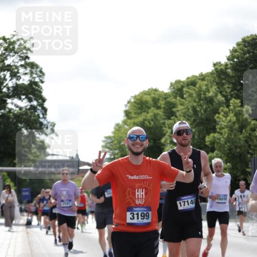 29.06.2025 - hella hamburg halbmarathon Jannik Wohlers http://msf.ph/oto/8268461 29.06.2025 10:01:09 Lombardsbrücke 1329, 1653, 1722, 1724, 1729, 2167, 2591, 2957, 3039, 3199, 3425, 3663, 4322, 4649, 4663, 5547, 5570, 5675, 6087, 6281, 6302, 6921, 7287, 8030, 8191, 8392, 8578, 8691, 8822, 8926, 10281, 10301, 10576, 10915, 11043, 12475, 12734, 13528, 13551, 13699, 13796, 14175, 14375, 14867, 15093, 15550, 15637, 16063, 16367, 16395, 16426, 16754, 16909, 17140, 17441, 17810, 17890, 18232, 18290, 18555, 18716, 18717, 18739, 18833, 18899, 18954, 19002, 19003, 19160 meine-sportfotos.de