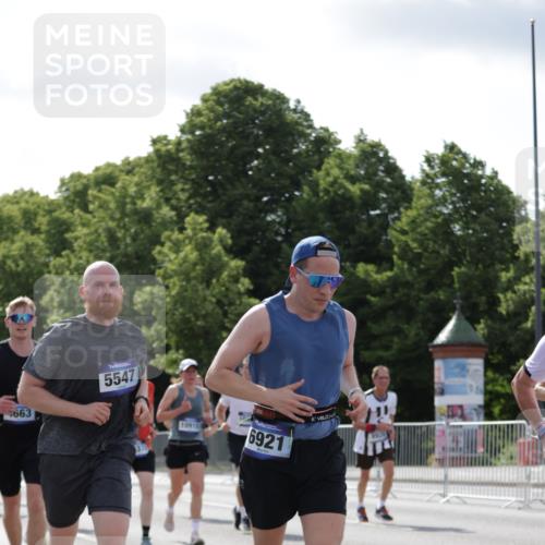 29.06.2025 - hella hamburg halbmarathon Jannik Wohlers http://msf.ph/oto/8268609 29.06.2025 10:01:11 Lombardsbrücke 1329, 1464, 1653, 1722, 1724, 1729, 1940, 2167, 2591, 2806, 2957, 3039, 3199, 3425, 3663, 4322, 4649, 4663, 5547, 5570, 5675, 6087, 6281, 6302, 6921, 7287, 8030, 8191, 8392, 8578, 8691, 8822, 8926, 10281, 10301, 10915, 11043, 12475, 12734, 13528, 13551, 13699, 13796, 14175, 14176, 14375, 14867, 15093, 15550, 15637, 16063, 16367, 16395, 16426, 16754, 16909, 17017, 17140, 17441, 17810, 17890, 18232, 18290, 18555, 18716, 18717, 18739, 18899, 18954, 19160 meine-sportfotos.de