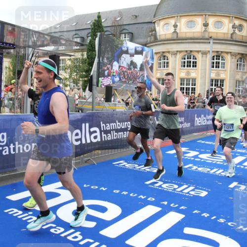 29.06.2025 - hella hamburg halbmarathon Michael Strokosch http://msf.ph/oto/8268653 29.06.2025 10:52:55 Ziel 1257, 1258, 1657, 2099, 2444, 2814, 2910, 4557, 4558, 4770, 5077, 5169, 8139, 8172, 8720, 8955, 9065, 9163, 10724, 10811, 11217, 11992, 14198, 14286, 17198 meine-sportfotos.de