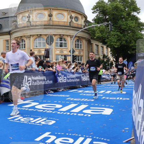 29.06.2025 - hella hamburg halbmarathon Strokosch-Dieckow http://msf.ph/oto/8268779 29.06.2025 10:46:01 Ziel 2189, 2707, 4277, 5648, 6460, 6532, 7961, 8269, 8577, 8871, 9585, 11125, 11936, 12084, 12269, 13630, 14462, 14804, 15149, 16136, 16466, 16475, 17008, 18081, 18702, 19116 meine-sportfotos.de