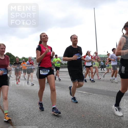 29.06.2025 - hella hamburg halbmarathon Lena Gebhardt http://msf.ph/oto/8268937 29.06.2025 10:46:17 Lombardsbrücke 1004, 1100, 1421, 1426, 1429, 1465, 1532, 1555, 1608, 1837, 1854, 1867, 1868, 2398, 2423, 2500, 2697, 2773, 2813, 2951, 2954, 3410, 3469, 4104, 4119, 4223, 4317, 4355, 4448, 4572, 5697, 5703, 5769, 5770, 5854, 5892, 6068, 6124, 6161, 6333, 6392, 7268, 7303, 7356, 7364, 7368, 7374, 7605, 7767, 7894, 7960, 7983, 8047, 8551, 8700, 9120, 9121, 9129, 9337, 9426, 9445, 10153, 10230, 10367, 10511, 11358, 11361, 11876, 11910, 12298, 12333, 12507, 12522, 13969, 15852 meine-sportfotos.de