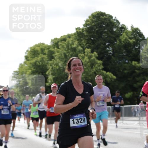 29.06.2025 - hella hamburg halbmarathon Jannik Wohlers http://msf.ph/oto/8268977 29.06.2025 10:01:15 Lombardsbrücke 1184, 1329, 1464, 1653, 1722, 1724, 1729, 1881, 1940, 2167, 2591, 2806, 2957, 3039, 3199, 4322, 4328, 4663, 5547, 5570, 5602, 5603, 6281, 6302, 6921, 8191, 8392, 8578, 8691, 8822, 8926, 10281, 10301, 10915, 11043, 11771, 12475, 12734, 12736, 13528, 13551, 13796, 14026, 14175, 14176, 14375, 15093, 16063, 16367, 16395, 16424, 16426, 16754, 16909, 17017, 17136, 17140, 17441, 17670, 17810, 18232, 18290, 18555, 18716, 18717, 18739, 18899, 18954, 19160 meine-sportfotos.de