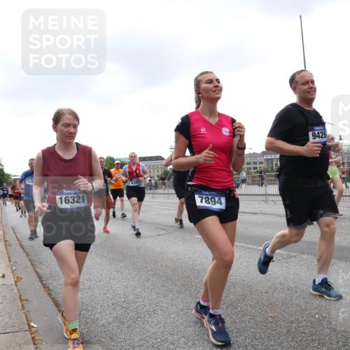 29.06.2025 - hella hamburg halbmarathon Lena Gebhardt http://msf.ph/oto/8269138 29.06.2025 10:46:17 Lombardsbrücke 1004, 1100, 1421, 1426, 1429, 1465, 1532, 1555, 1608, 1837, 1854, 1867, 1868, 2398, 2423, 2500, 2697, 2773, 2813, 2951, 2954, 3410, 3469, 4104, 4119, 4223, 4317, 4355, 4448, 4572, 5697, 5703, 5769, 5770, 5854, 5892, 6068, 6124, 6161, 6333, 6392, 7268, 7303, 7356, 7364, 7368, 7374, 7605, 7767, 7894, 7960, 7983, 8047, 8551, 8700, 9120, 9121, 9129, 9337, 9426, 9445, 10153, 10230, 10367, 10511, 11358, 11361, 11876, 11910, 12298, 12333, 12507, 12522, 13969, 15852 meine-sportfotos.de