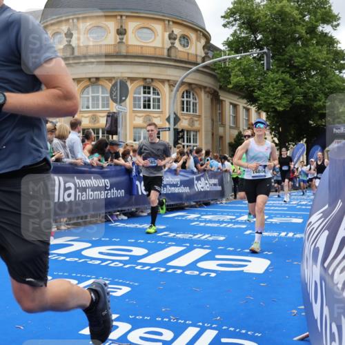 29.06.2025 - hella hamburg halbmarathon Strokosch-Dieckow http://msf.ph/oto/8269183 29.06.2025 10:46:07 Ziel 1569, 1759, 2048, 2590, 2707, 3087, 4949, 5648, 6388, 6460, 7450, 7961, 8269, 9585, 10796, 11094, 11125, 11936, 12269, 13630, 14804, 16136, 16466, 16475, 17190, 18081, 18702, 18797 meine-sportfotos.de